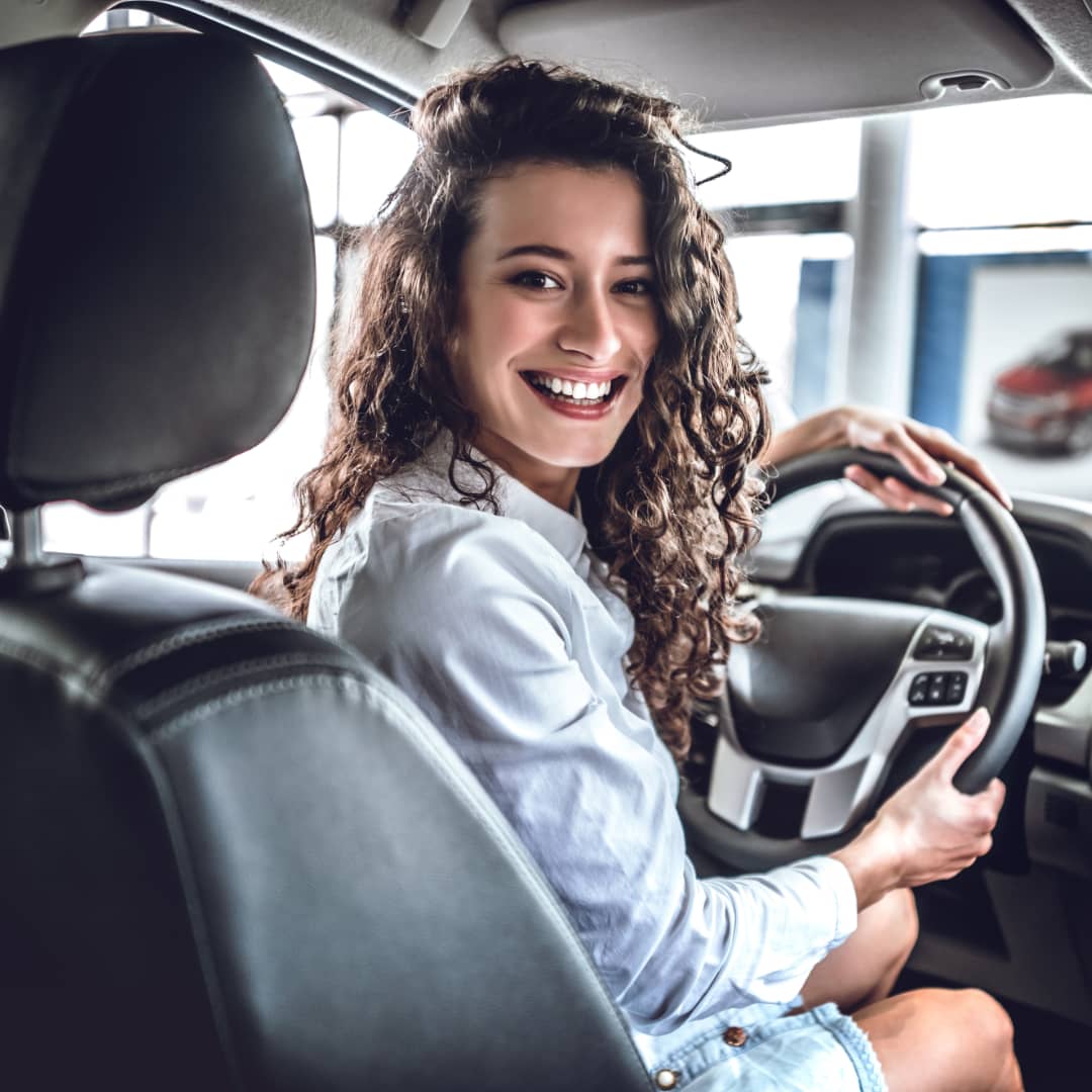 chica-conduciendo-sonriente