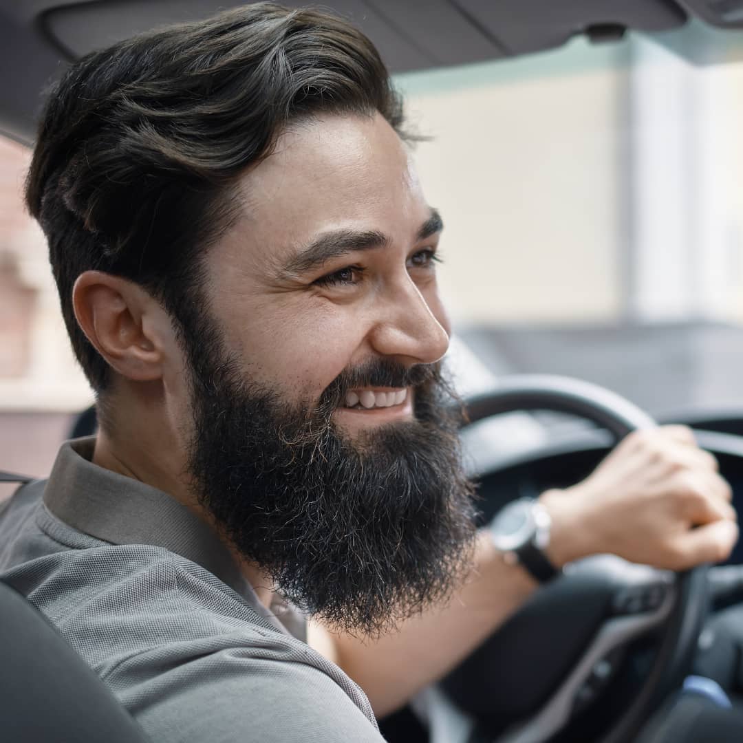 chico-conduciendo-sonriendo